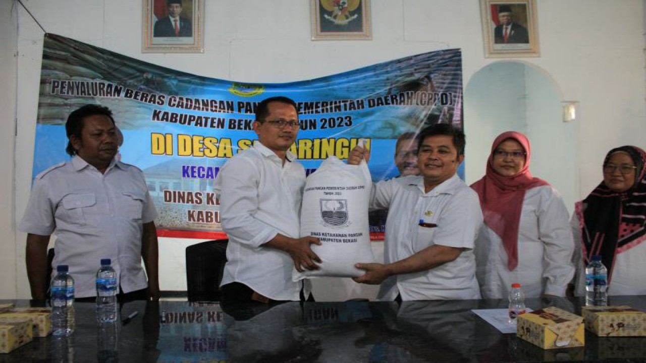 Dinas Ketahanan Pangan Kabupaten Bekasi, Jawa Barat menyalurkan bantuan beras cadangan daerah ke sejumlah wilayah kecamatan rawan pangan akibat bencana kekeringan tahun ini. ANTARA/Pradita Kurniawan Syah