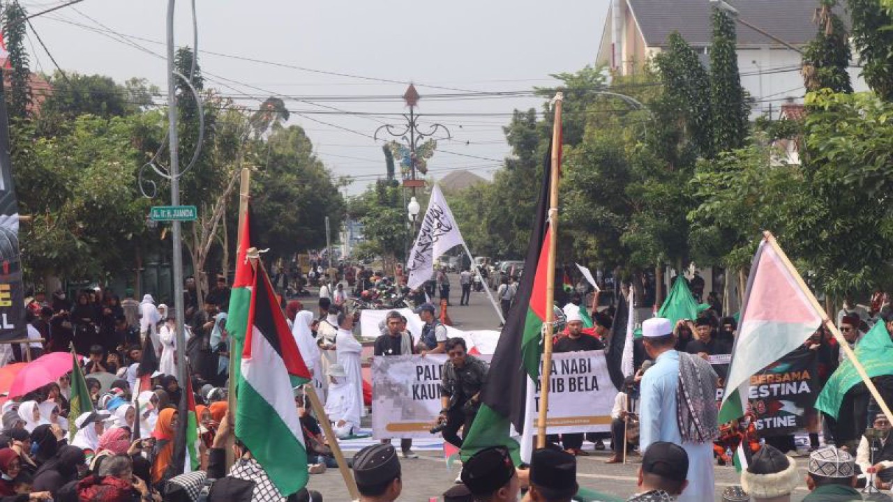 Ribuan warga yang tergabung dalam Aliansi Rakyat dan Aktivis Sukabumi Raya (Arasy) saat melakukan aksi bela Palestina di depan Balai Kota Sukabumi pada Minggu (22/10). Antara/Aditya Rohman