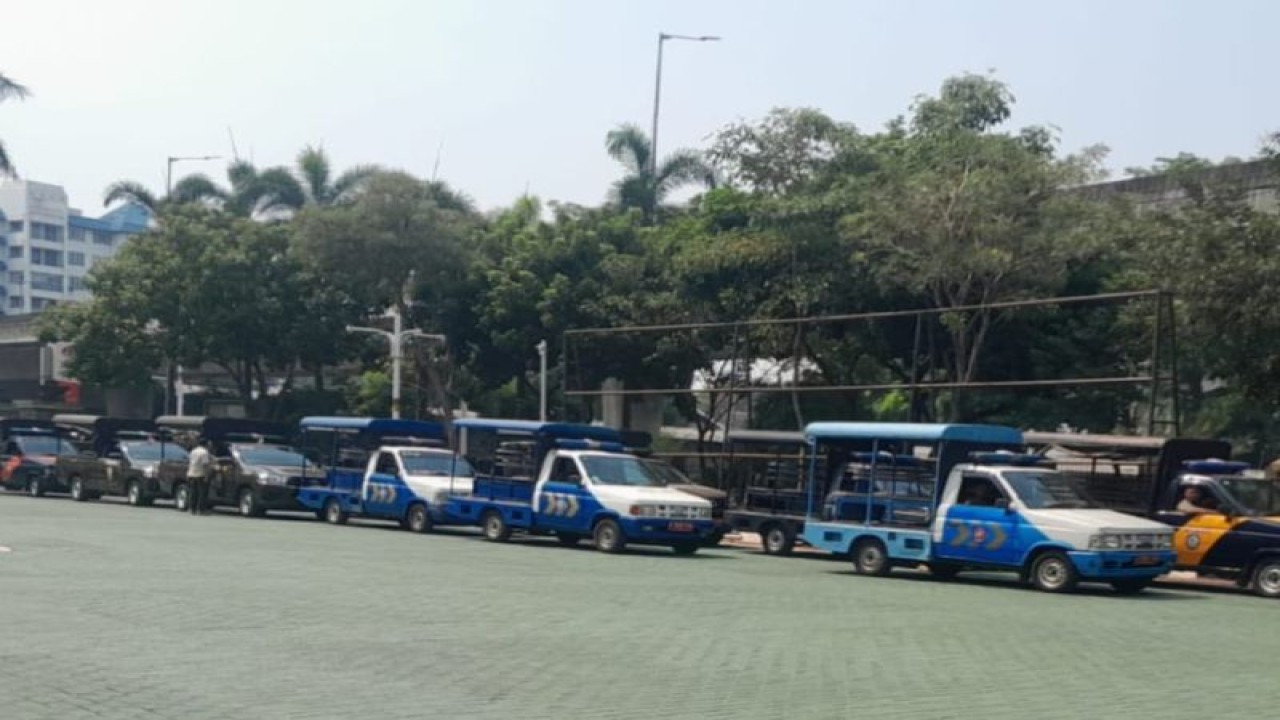 Sejumlah kendaraan Satuan Polisi Pamong Praja (Satpol PP) Kota Administrasi Jakarta Selatan mengantri untuk menjalani uji emisi di halaman kantor Wali Kota Jakarta Selatan, Kamis (19/10/2023). (ANTARA/HO-Diskominfotik Kota Administrasi Jakarta Selatan)