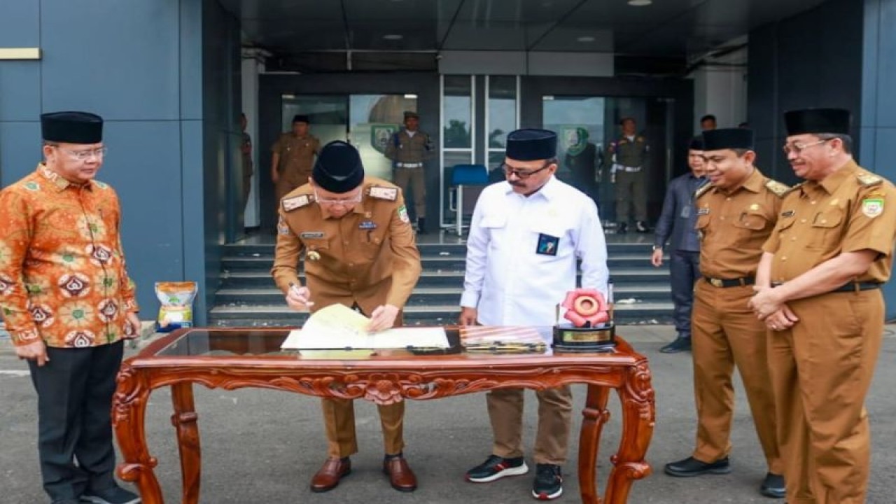 Penandatanganan kerja sama Pemerintah Provinsi Bengkulu dengan Perum Bulog terkait pengelolaan gabah daerah dan pendistribusian beras hasil pengelolaan gabah daerah ke ASN Provinsi Bengkulu, di Bengkulu, Selasa. (10/10/2023). ANTARA/HO-Media Center Provinsi Bengkulu
