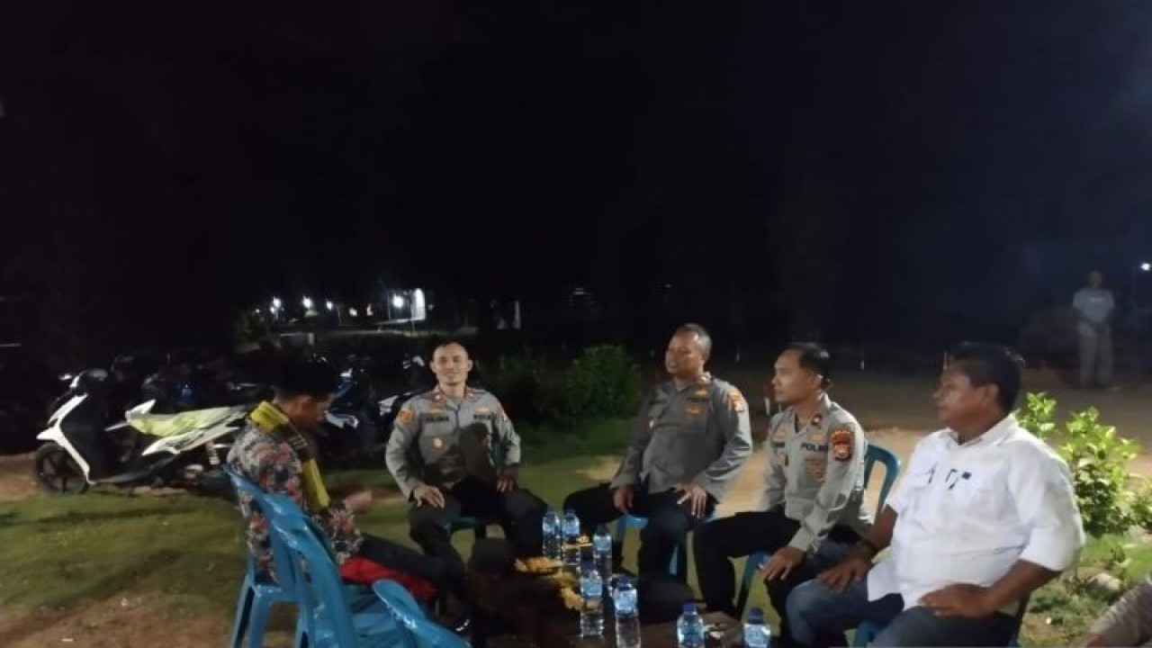 Pihak Kepolisian Daerah (Polda) Bengkulu mengevej pos keamanan dan lingkungan (kamling) di Desa Sumber Makmur, Kabupaten Mukomuko, Jumat (27/10/2023)ANTARA/Ferri.