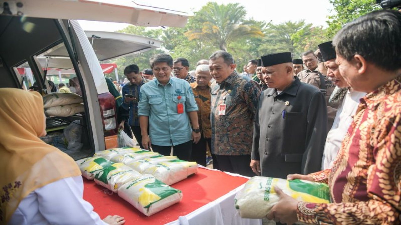 Penjabat Bupati Purwakarta, Benni Irwan (tengah) saat meninjau kegiatan gerakan pangan murah. (ANTARA/HO-Pemkab Purwakarta)