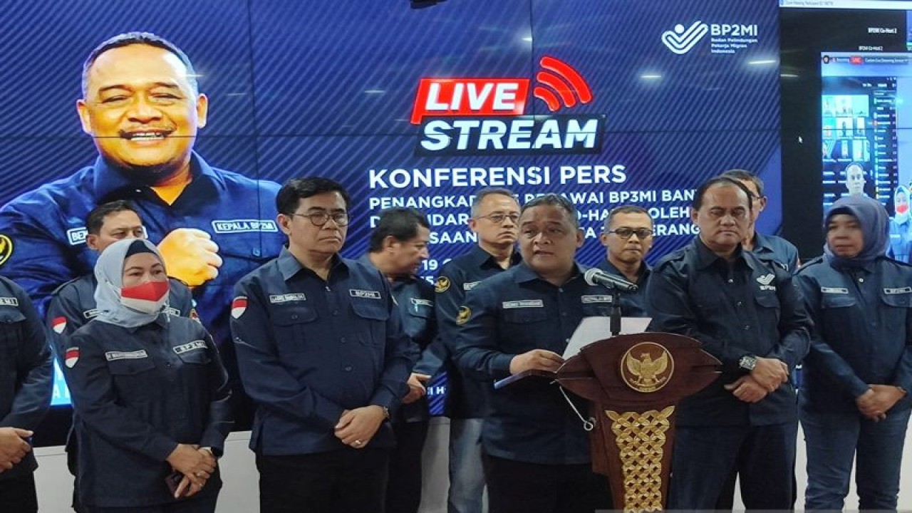 Kepala BP2MI Benny Rhamdani (tengah) dalam konferensi pers Penangkapan Tiga Pegawai BP3MI Banten di Bandara Soekarno-Hatta oleh Kejaksaan Negeri Kota Tangerang, Jakarta, Kamis (19/10/2023). (ANTARA/ Zubi Mahrofi)
