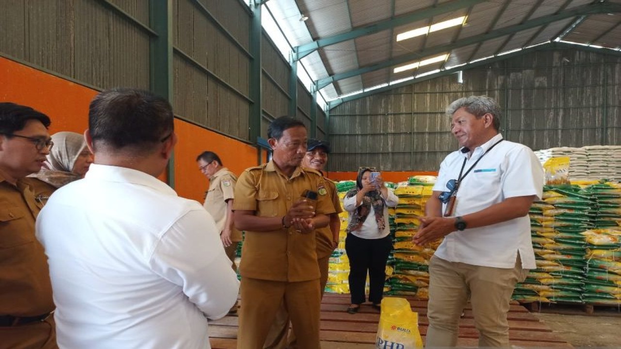 Bulog Sulteng bersama Dinas Pertanian, Dinas Perindustrian dan Perdagangan Kota Palu melakukan pengecekan beras SPHP di gudang Bulog, di Kota Palu, Senin (9/10/2023). ANTARA/Kristina Natalia