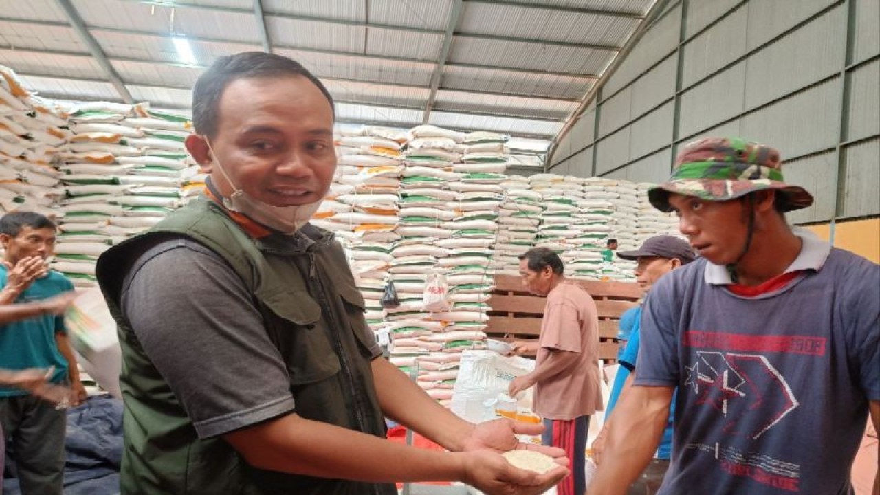 Kepala Bidang Distribusi dan Cadangan Pangan DKP Kota Mataram Apriadi, cek stok dan kualitas beras di gudang Bulog Nusa Tenggara Barat. (ANTARA/HO-DKP Mataram )