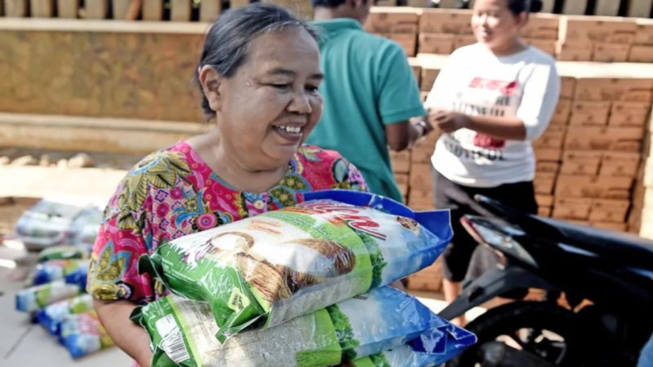 Arsip Foto - Warga membawa beras yang dibeli di Ruang Publik Terbuka Ramah Anak (RPTRA) Taman Keuangan, Bendungan Hilir, Tanah Abang, Jakarta, Jumat (12/7/2019). Pemprov DKI Jakarta menggelar program pangan murah untuk ketahanan pangan berupa beras, daging ayam, daging sapi, telur ayam, ikan kembung dan susu UHT untuk warga yang memiliki KJP Plus, Kartu Pekerja, dan Kartu Lansia Jakarta untuk meningkatkan gizi anak-anak di Jakarta. ANTARA FOTO/M Risyal Hidayat/hp
