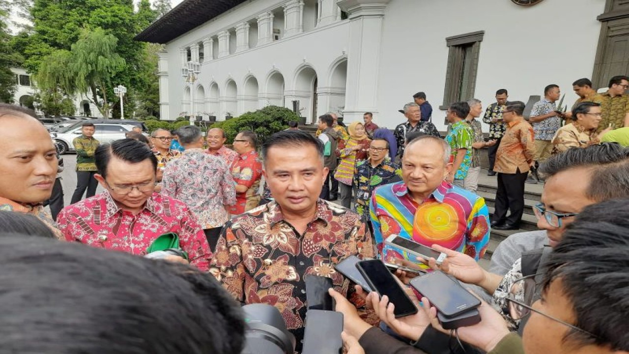 Penjabat Gubernur Jawa Barat Bey Machmudin saat memberikan keterangan di Gedung Sate, Kota Bandung (2/10/2023). (ANTARA/HO-istimewa)