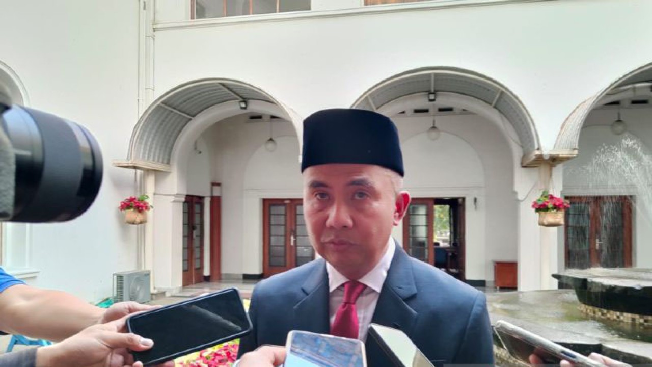 Penjabat Gubernur Jawa Barat Bey Triadi Machmudin memberikan keterangan di Gedung Sate, Bandung, Selasa (3/10/2023). (ANTARA/Ricky Prayoga)