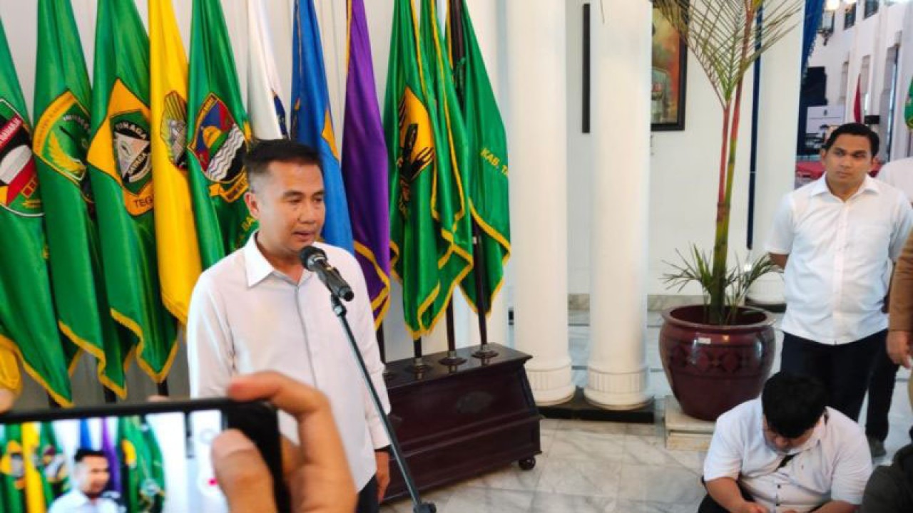 Penjabat Gubernur Jawa Barat (Jabar) Bey Triadi Machmudin memberikan keterangan, di Gedung Sate Bandung. ANTARA/Ricky Prayoga