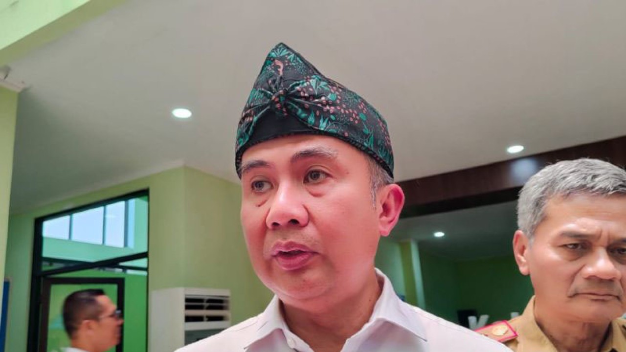 Penjabat Gubernur Jawa Barat Bey Triadi Machmudin memberikan keterangan di Gedung PLUT Kabupaten Bandung, Soreang, Kabupaten Bandung, Jawa Barat, Senin (23/10/2023). (ANTARA/Ricky Prayoga)