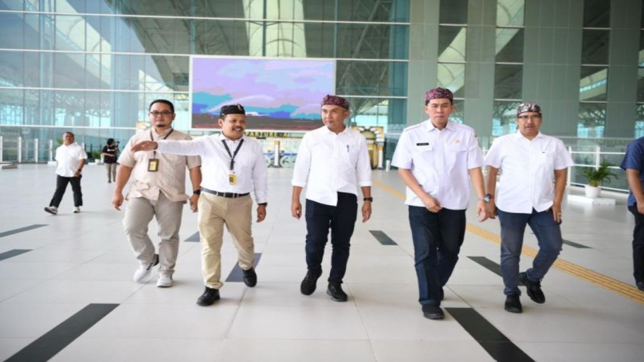 Penjabat (Pj) Gubernur Jawa Barat Bey Triadi Machmudin bersama Pj Sekda Jabar Muhammad Taufiq Budi Santoso dan pejabat lainnya meninjau Bandara Internasional Jawa Barat (BIJB) Kertajati, Kabupaten Majalengka, Jawa Barat, Rabu (18/10/2023). (ANTARA/HO Pemprov Jawa Barat)