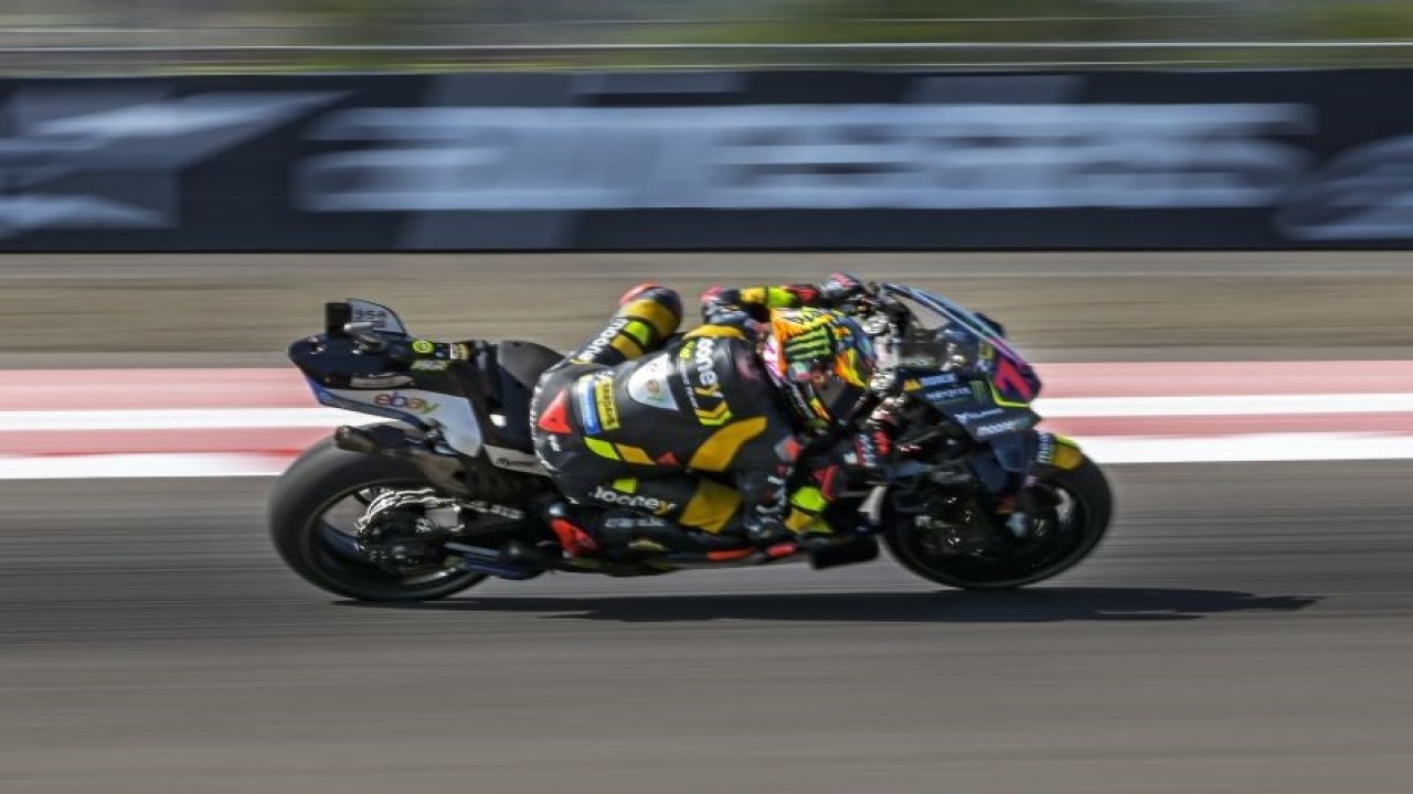 Pembalap Mooney VR46 Racing Team Marco Bezzecchi memacu motornya saat sprint race MotoGP Mandalika 2023 di Pertamina Mandalika International Street Circuit, Lombok Tengah, NTB, Sabtu (14/10/2023). ANTARA FOTO/Ahmad Subaidi/hp. (ANTARA FOTO/AHMAD SUBAIDI)