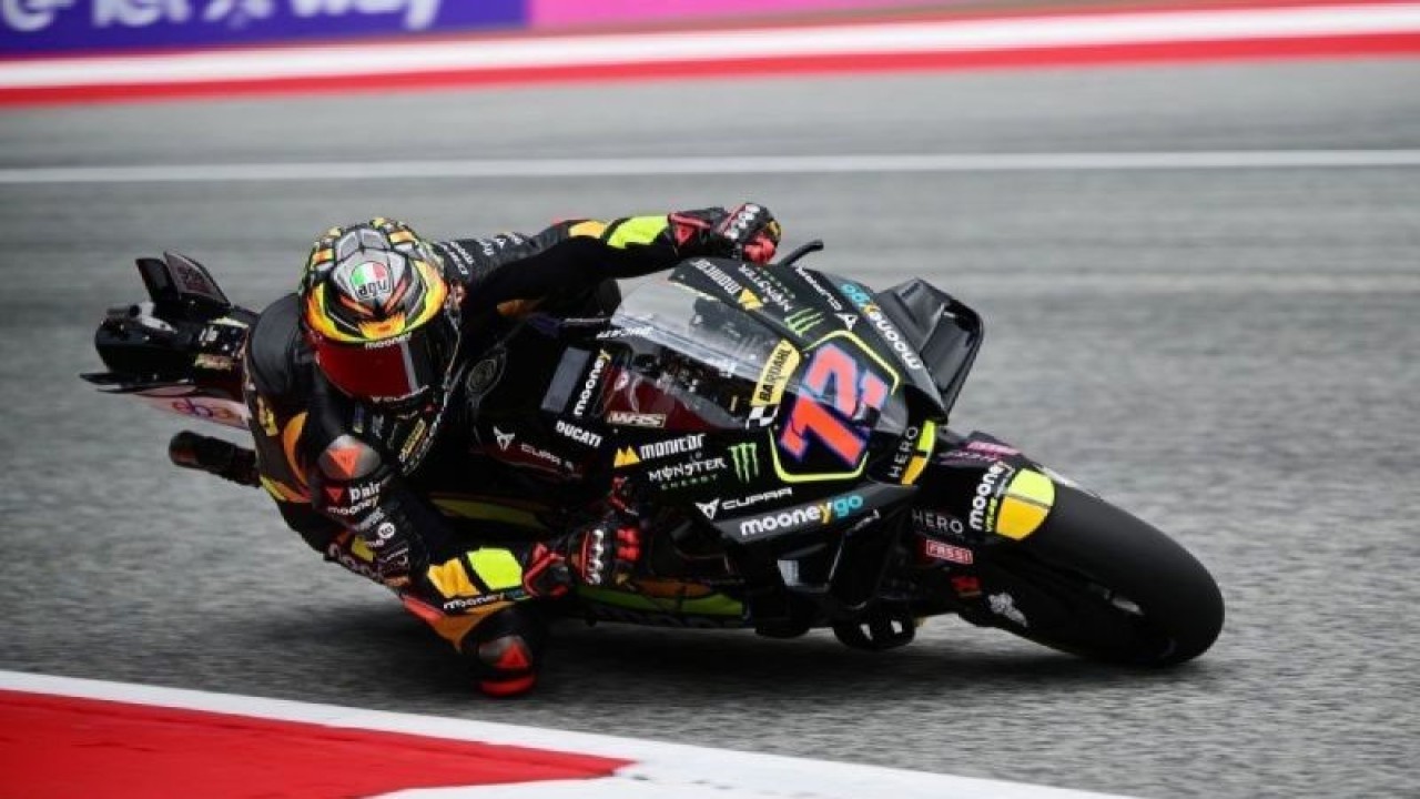 Pembalap Mooney VR46 Racing Team Marco Bezzecchi melaju saat sesi latihan bebas (FP) kedua di Sirkuit Red Bull RIng, Spielberg, Austria, pada 18 Agustus 2023, jelang MotoGP Austria akhir pekan ini. (ANTARA/AFP/JURE MAKOVEC.)