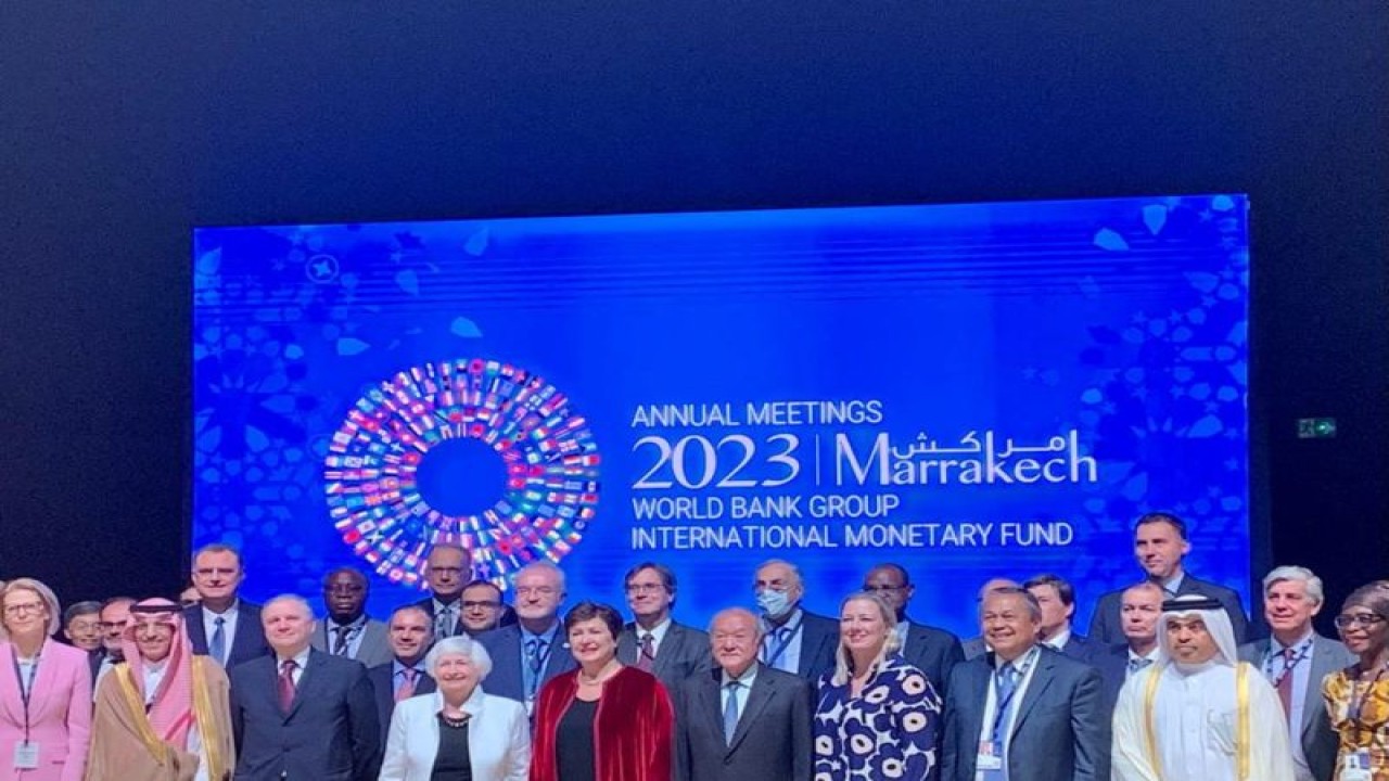 Gubernur Bank Indonesia (BI) Perry Warjiyo (tiga dari kanan) dalam Pertemuan Tahunan International Monetary Fund dan World Bank (IMF-World Bank). Sumber: Website BI