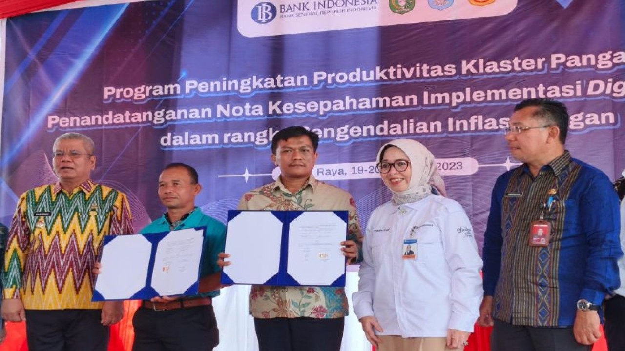 Pihak Gapoktan Merak Mandiri dan Topindoku menunjukkan kerjasama yang telah dilakukan penandatanganan nota kesepahaman sebagai bentuk kerjasama pemasaran produk pertanian atau digital farming. Kegiatan tersebut disaksikan langsung PJ Gubernur Kalbar, Kepala BI Kalbar dan OPD lainnya (ANTARA/Dedi)