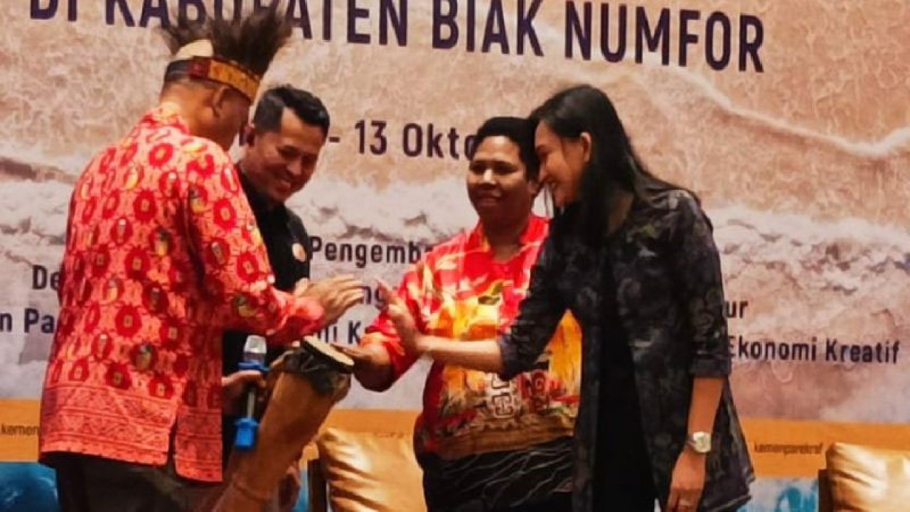 Plh Sekda Biak Numfor Putu Wiadnyana membuka bimbingan teknis desa wisata di Biak, Papua, Kamis (12/10/2023). ANTARA/Muhsidin