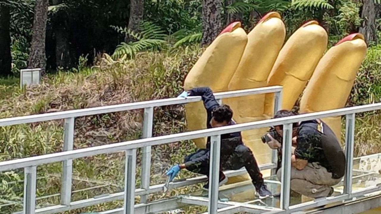 Tim Bidang Laboratorium Forensik (Bidlabfor) Polda Jawa Tengah melakukan olah tempat kejadian perkara di wahana jembatan kaca "The Geong", kawasan wisata Hutan Pinus Limpakuwus, Desa Limpakuwus, Kecamatan Sumbang, Kabupaten Banyumas, Kamis (26/10/2023). (ANTARA/Sumarwoto)