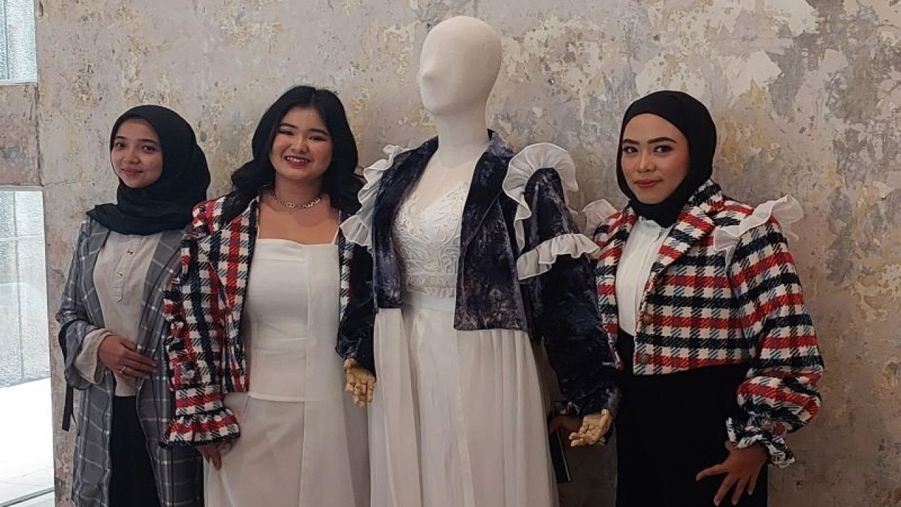 (Kiri-kanan) Fashion Desainer Bigissimo Farah Baharessa, influencer Mega Saritan, dan Pendiri dan CEO Bigissimo Dany Aprilla dalam konferensi pers Unveiling Bigissimo Collection for JFW 2024 di Jakarta, Jumat (27/10/2023) (ANTARA/Fitra Ashari)