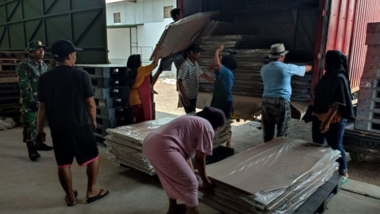 Sejumlah petugas dan warga saat menata ribuan bilik suara yang diterima oleh KPU Kuningan, Jawa Barat, Senin (16/9/2023), untuk memenuhi kebutuhan logistik Pemilu 2024. (ANTARA/Fathnur Rohman)