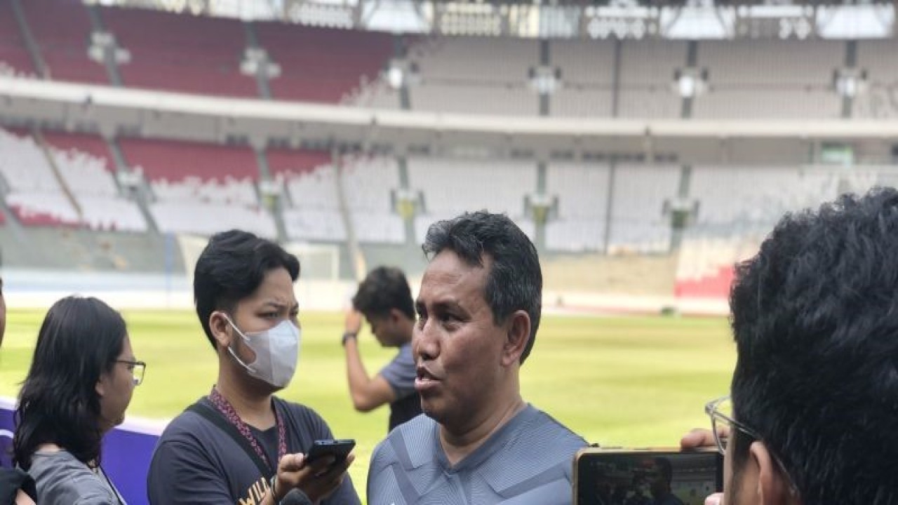 Pelatih timnas Indonesia U-17 Bima Sakti seusai memimpin latihan timnas U-17 di Stadion Utama Gelora Bung Karno (SUGBK), Jakarta, Senin (30/10/2023). (ANTARA/Zaro Ezza Syachniar)