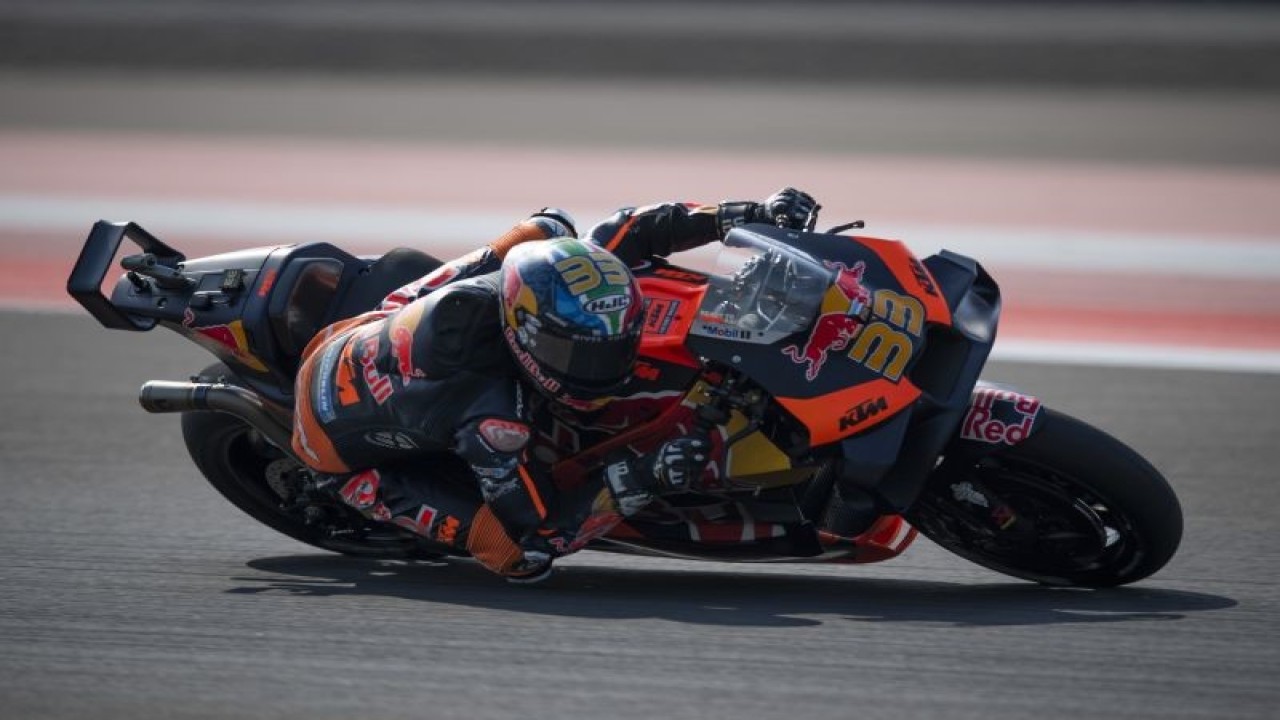 Pembalap Red Bull KTM Factory Racing Brad Binder memacu kecepatan pada sesi latihan bebas 2 MotoGP seri ke-15 di Pertamina Mandalika International Street Circuit, Lombok Tengah, NTB, Jumat (13/10/2023). ANTARA FOTO/Wahyu Putro A/aww. (ANTARA FOTO/WAHYU PUTRO A)