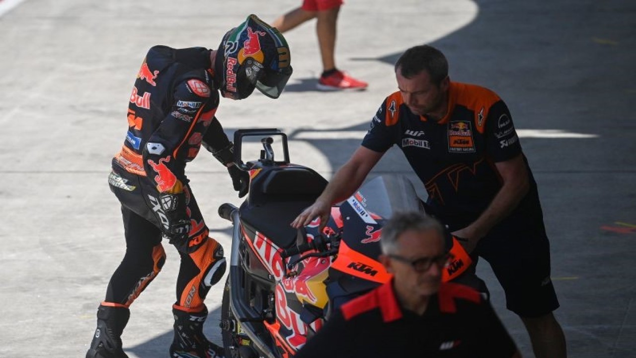 PembalapRed Bull KTM Factory Racing Brad Binder (kiri) memasuki paddock usai mengikuti sesi latihan bebas 1 MotoGP di Pertamina Mandalika International Street Circuit, Lombok Tengah, NTB, Jumat (13/10/2023). . ANTARA FOTO/Wahyu Putro A/Spt. (ANTARA FOTO/WAHYU PUTRO A)