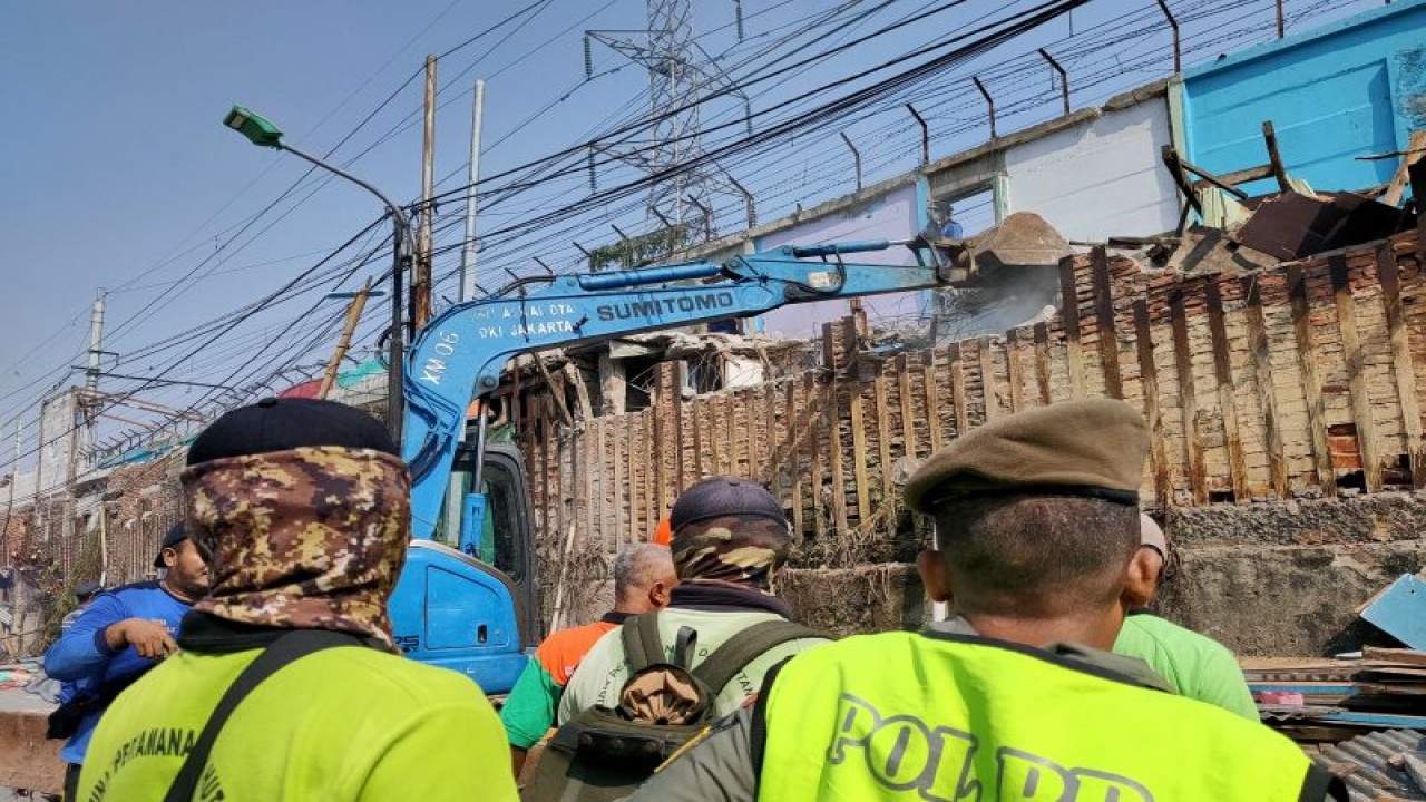 Petugas membongkar 35 bangunan prostitusi berkedok warung kopi di Gang Kawasan Royal, Jalan Bandengan Utara III, Pekojan, Tambora, Jakarta Barat, Senin (16/10/2023). ANTARA/Risky Syukur