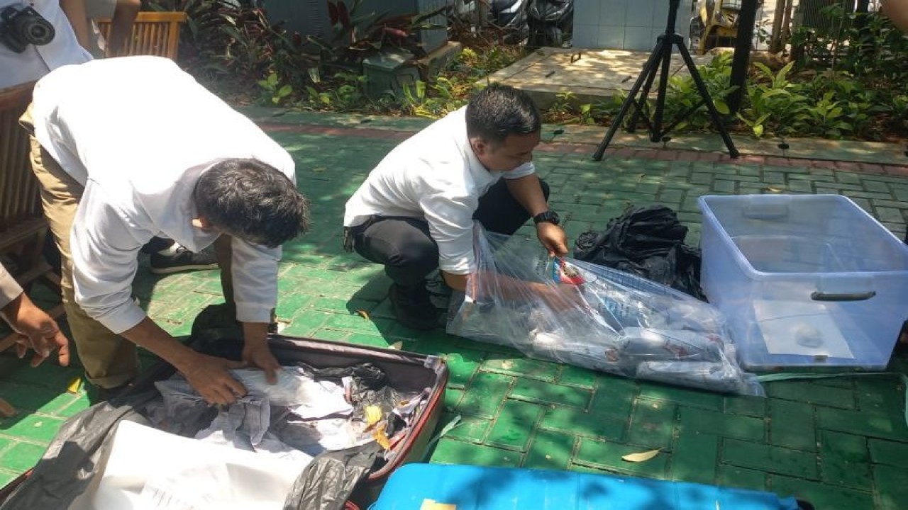 Ilustrasi - Petugas saat melakukan pemeriksaan terhadap ribuan benih lobster yang hendak diseludupkan ke luar negeri melalui Bandara Soetta, Tangerang. (Azmi)