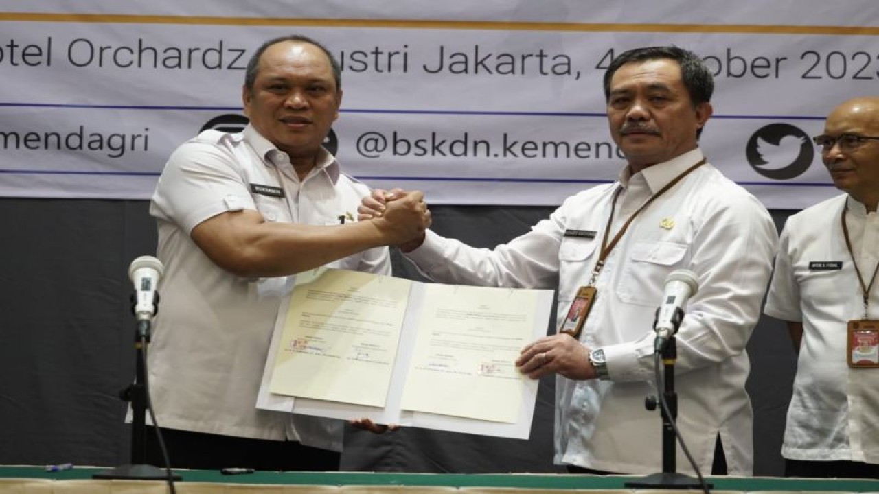 Bupati Konawe Utara, H. Ruksamin usai penandatangan pernyataan komitmen penerapan pusat jejaring inovasi daerah (Puja Indah) dengan Kepala Badan Strategi Kebijakan Dalam Negeri (BKSDN) Kementerian Dalam Negeri, Dr. Yusharto Huntoyungi. (Antara/HO-Pemkab Konawe Utara)