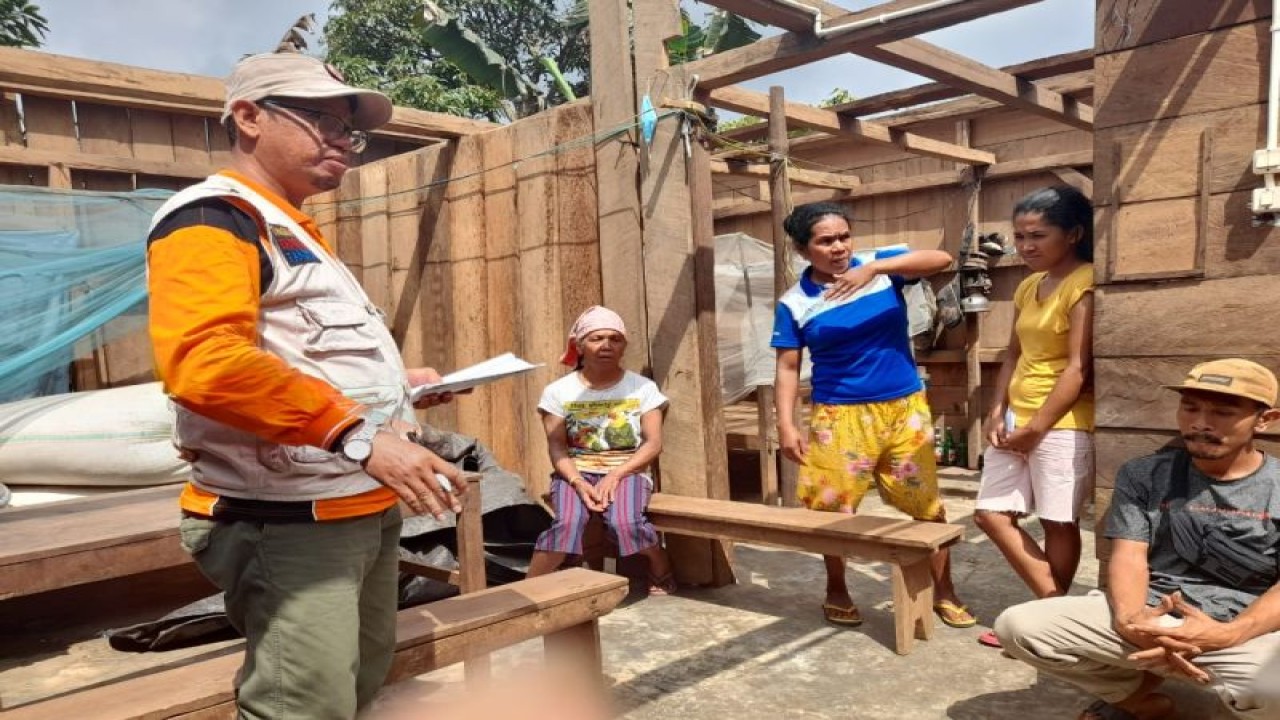 Ilustrasi: BPBD Kabupaten Manggarai Barat memantau rumah warga Desa Golo Lajang, Kecamatan Pacar yang terkena musibah bencana angin puting beliung, Jumat (23/9/2022). (ANTARA/HO-BPBD Kabupaten Manggarai Barat)
