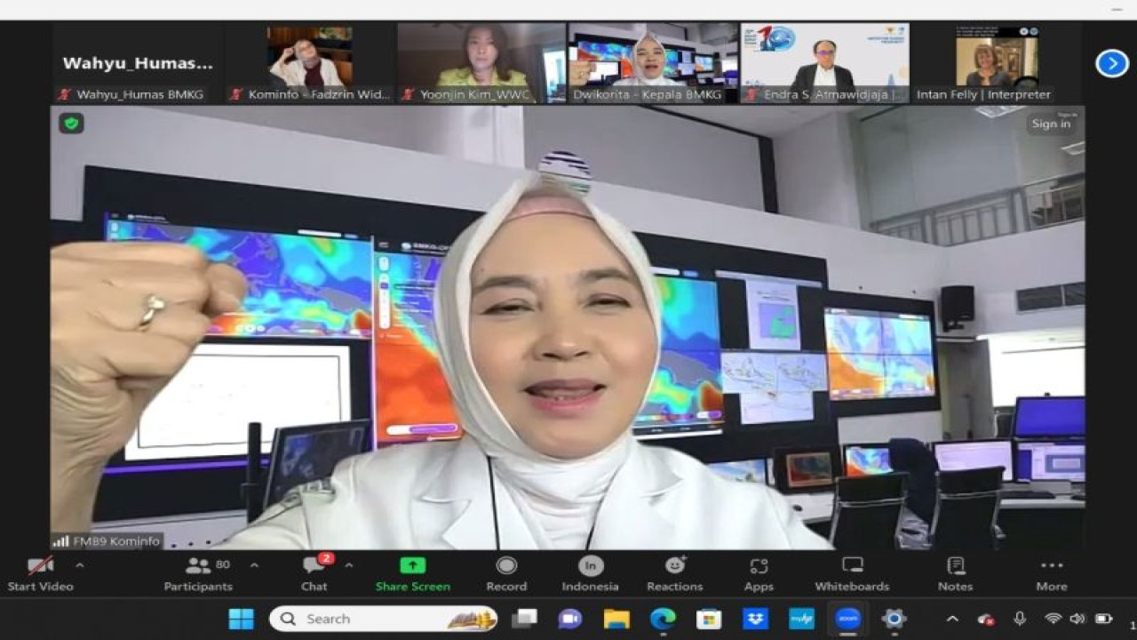 Kepala BMKG Dwikorita Karnawati dalam diskusi Forum Merdeka Barat 9 yang diselenggarakan Kementerian Komunikasi dan Informatika, Senin (16/10/2023). (ANTARA/HO-BMKG)