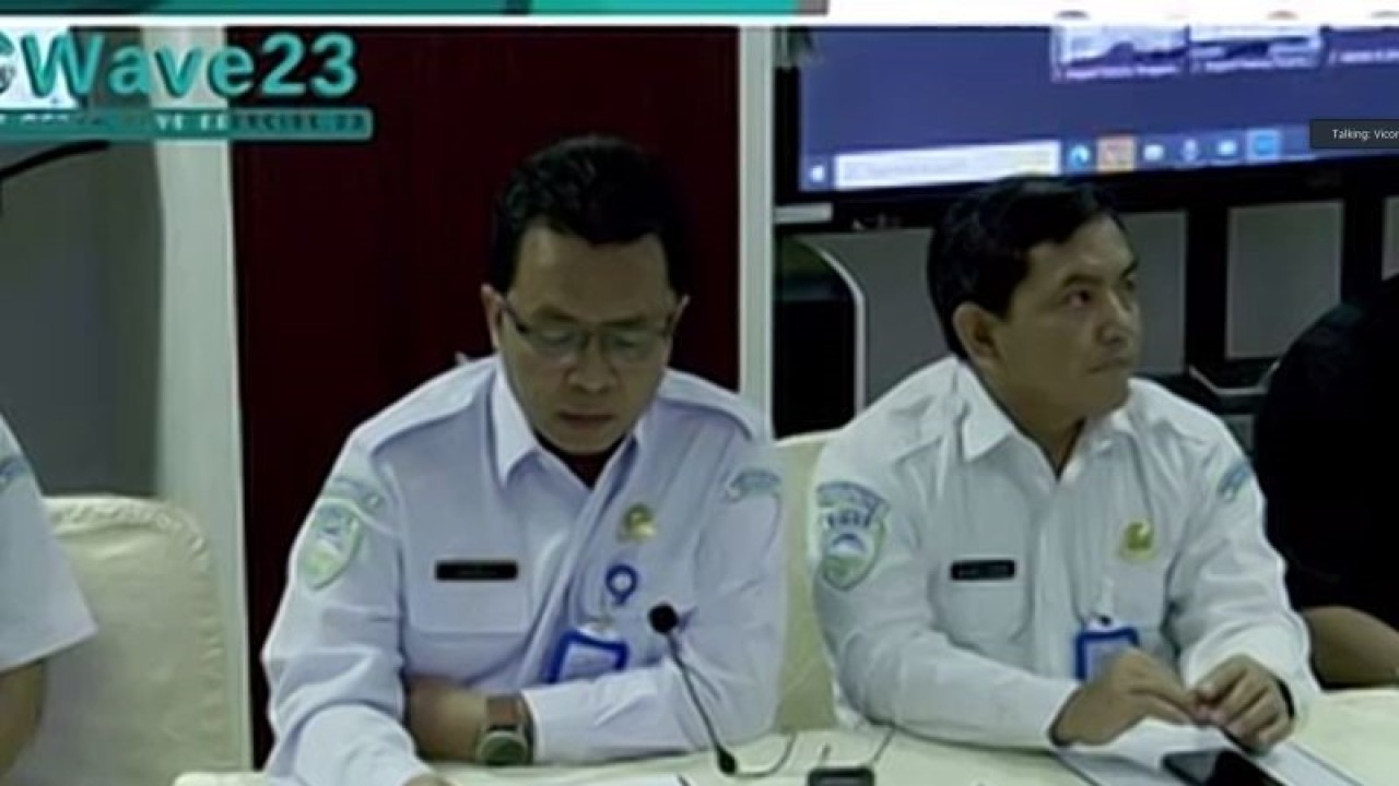 Plt Deputi Bidang Geofisika BMKG Hanif Andi Nugraha (kiri) dalam konferensi pers BMKG secara daring di Jakarta, Rabu (25/10/2023). (ANTARA/ Anita Permata Dewi)