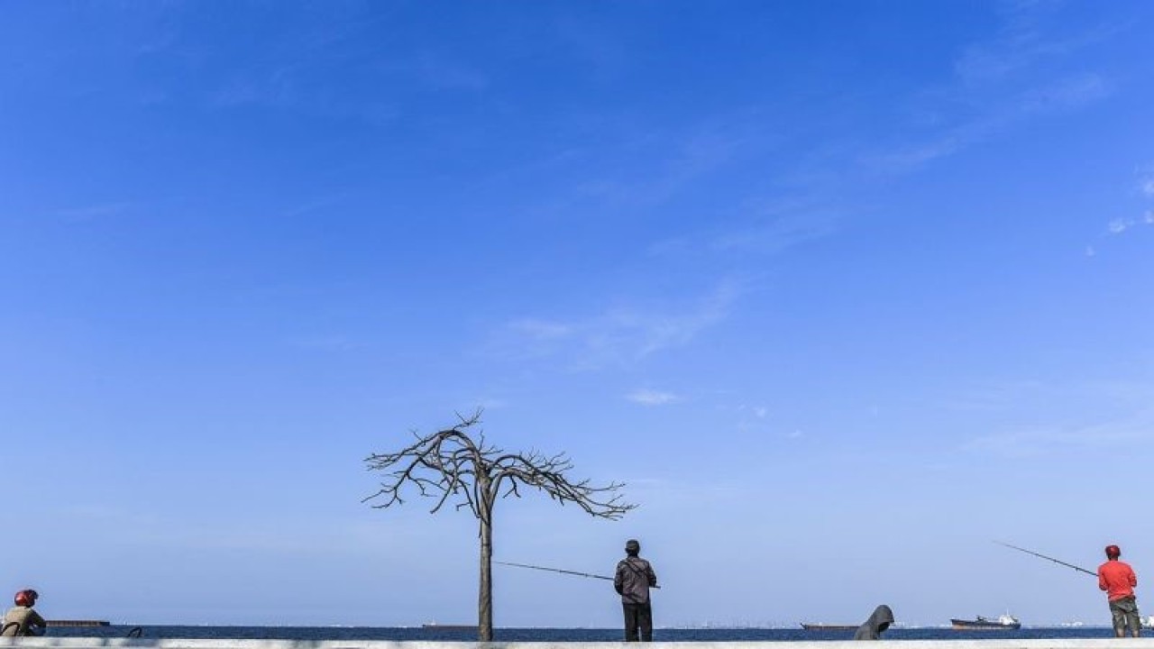Ilustrasi - Warga memancing ikan di tanggul pemecah ombak di kawasan Muara Baru, Jakarta, Sabtu (6/8). Cuaca cerah di pesisir Jakarta dimanfaatkan warga untuk memancing ikan di perairan Jakarta yang terkenal kotor itu. ANTARA FOTO/M Agung Rajasa/foc/pri.