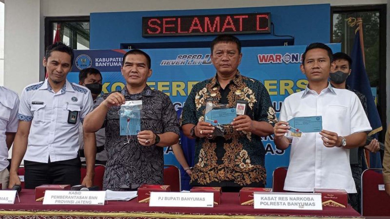 Kepala Bidang Pemberantasan BNN Provinsi Jawa Tengah Komisaris Besar Polisi M Arief Dimjati (dua dari kiri) menunjukan barang bukti dalam konferensi pers pengungkapan kasus peredaran ekstasi jenis baru di Kantor BNN Kabupaten Banyumas, Purwokerto, Banyumas, Selasa (10/10/2023). ANTARA/Sumarwoto