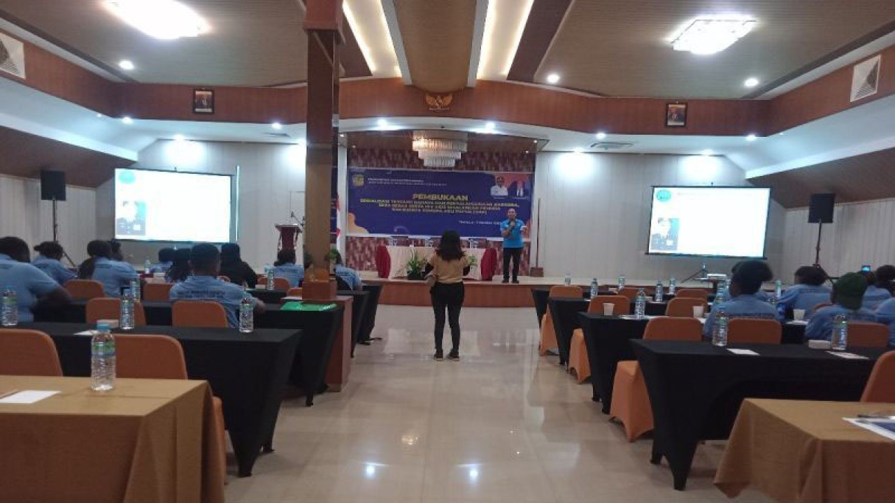 Kepala BNN Kabupaten Mimika, Komisaris Polisi Mursaling, saat memberikan sosialisasi dampak dan bahaya pengunaan narkoba bagi pemuda-pemudi orang asli Papua di Timika, Rabu. ANTARA/Agustina Estevani Janggo