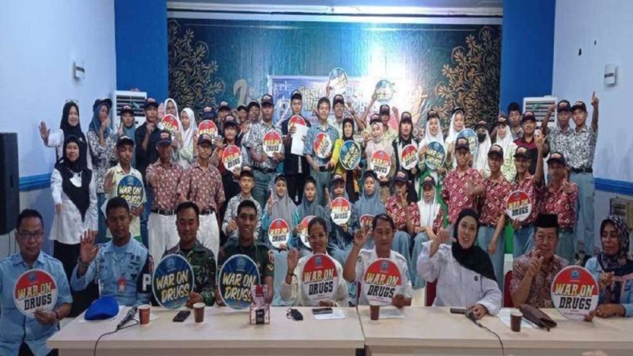 BNN Kendari bersama sejumlah pelajar dalam kegiatan sosialisasi pencegahan bahaya narkotika di salah satu hotel di Kendari. (Foto Antara/HO-BNN Kendari)