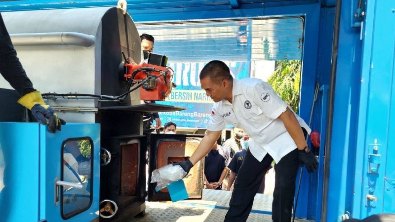Kepala Bidang Pemberantasan dan Intelijen BNN Jawa Tengah Kombes Pol.Arief Dimyati memasukkan 1 kg Sabu-sabu ke mesin insinerator untuk dimusnahkan di Semarang, Senin. (ANTARA/I.C. Senjaya)