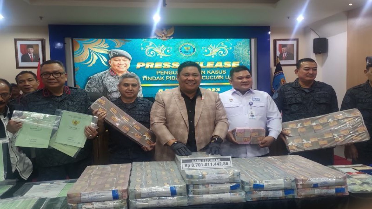 Kepala BNN RI Komjen Pol. Petrus Reinhard Golose difoto di depan barang bukti kasus TPPU setelah konferensi pers di gedung BNN RI, Jakarta, Jumat (6/10/2023). ANTARA/Hendri Sukma Indrawan