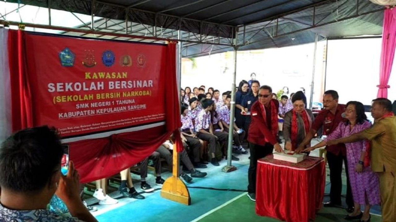 Dari Kiri kekanan, Kepala BNN Provinsi Sulut Brigjen Pol Pitra Ratulangi, Penjabat Bupati Sangihe Rinny Tumuntuan dan Kepala BNNK Sangihe Meilky Tuwankotta saat penancanagan Sekolah Bersinar di SMK Negeri 1 Tahuna. (ANTARA/HO- BNNK Sangihe)