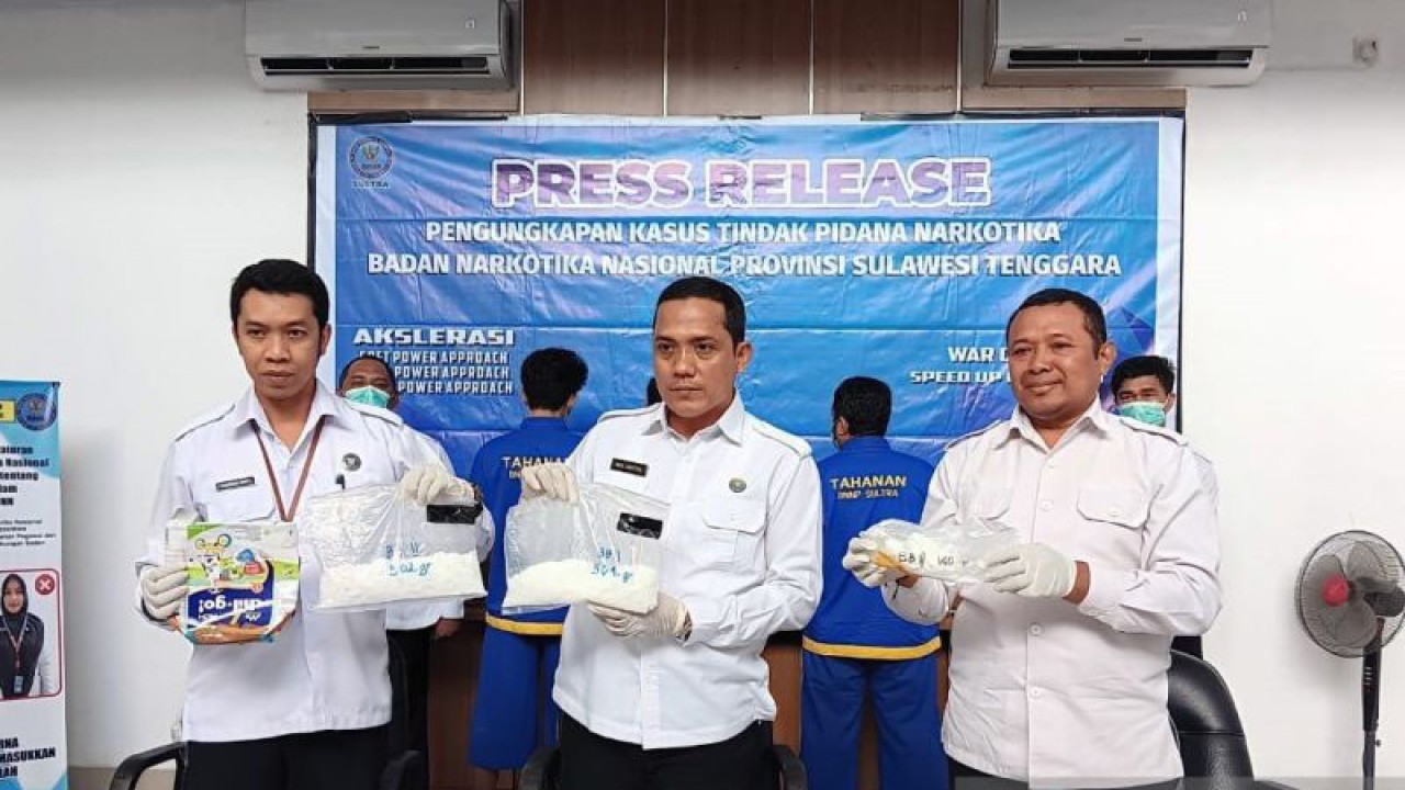 Plt Kepala BNNP Sultra Mohamad Santoso (tengah) saat melakukan konferensi pers di Kantor BNNP Sultra, di Kendari, Senin (9/10/2023). ANTARA/La Ode Muh Deden Saputra.