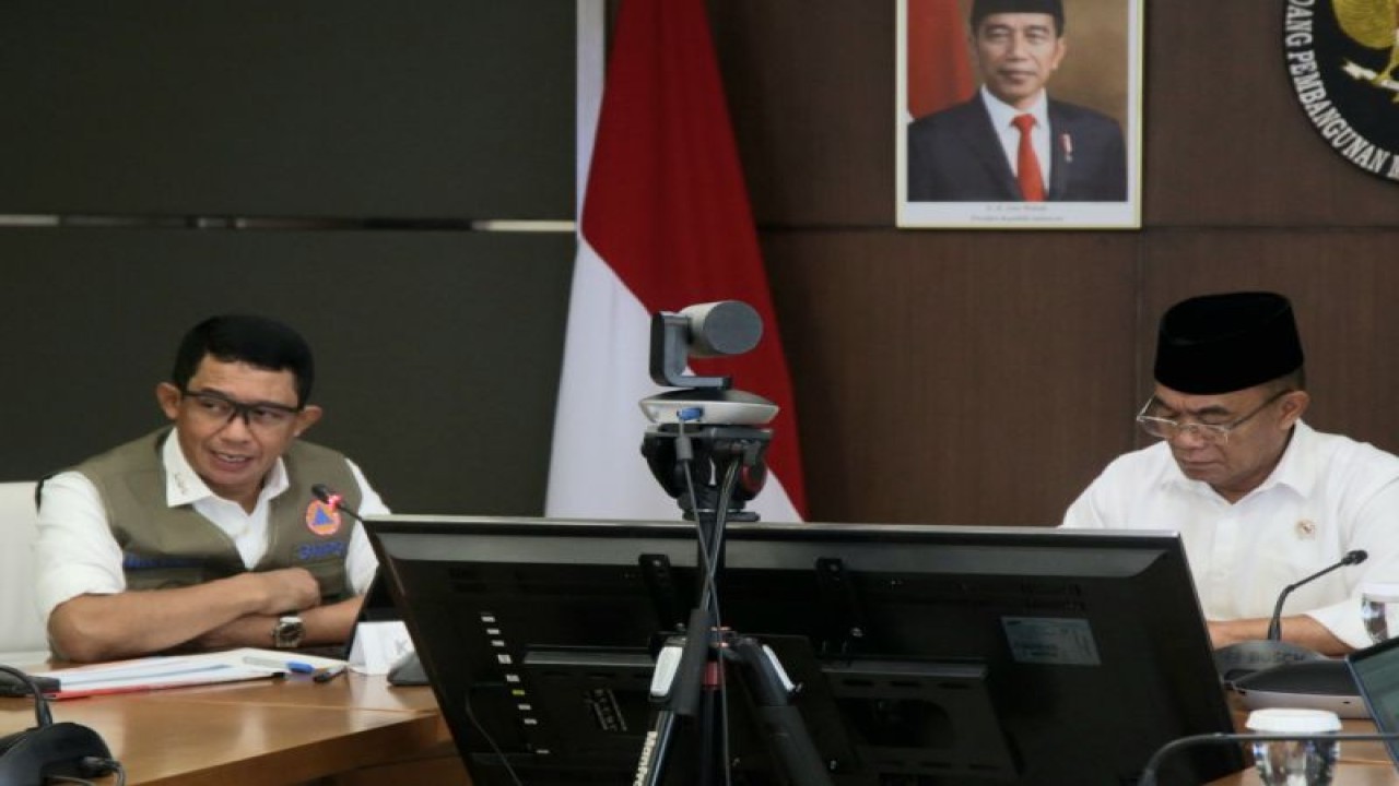 Kepala Badan Nasional Penanggulangan Bencana (BNPB) Letjen TNI Suharyanto dan Menteri Koordinator Pembangunan Manusia dan Kebudayaan Muhadjir Effendy dalam Rapat Tingkat Menteri membahas Penanganan Dampak Bencana Tanah Longsor dan Bencana Kelaparan di Kabupaten Yahukimo, Provinsi Papua Pegunungan, bertempat di Kantor Kemenko PMK, Jakarta pada Rabu (25/10).(ANTARA/HO-BNPB)