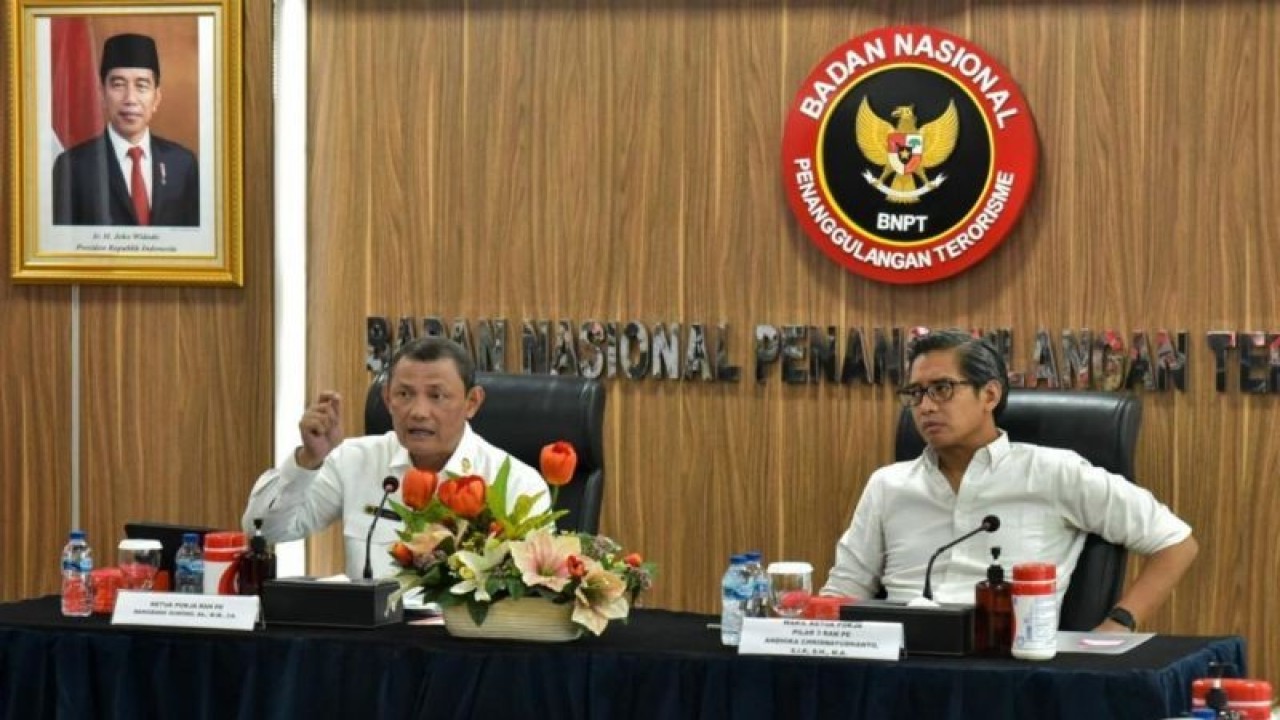 Sekretaris Utama BNPT RI Bangbang Surono (kiri) dalam Rapat Koordinasi Kedua Tim Sekretariat BNPT Terkait RAN PE Tahun 2023 di Jakarta, Senin (9/10/2023). ANTARA/HO-BNPT RI