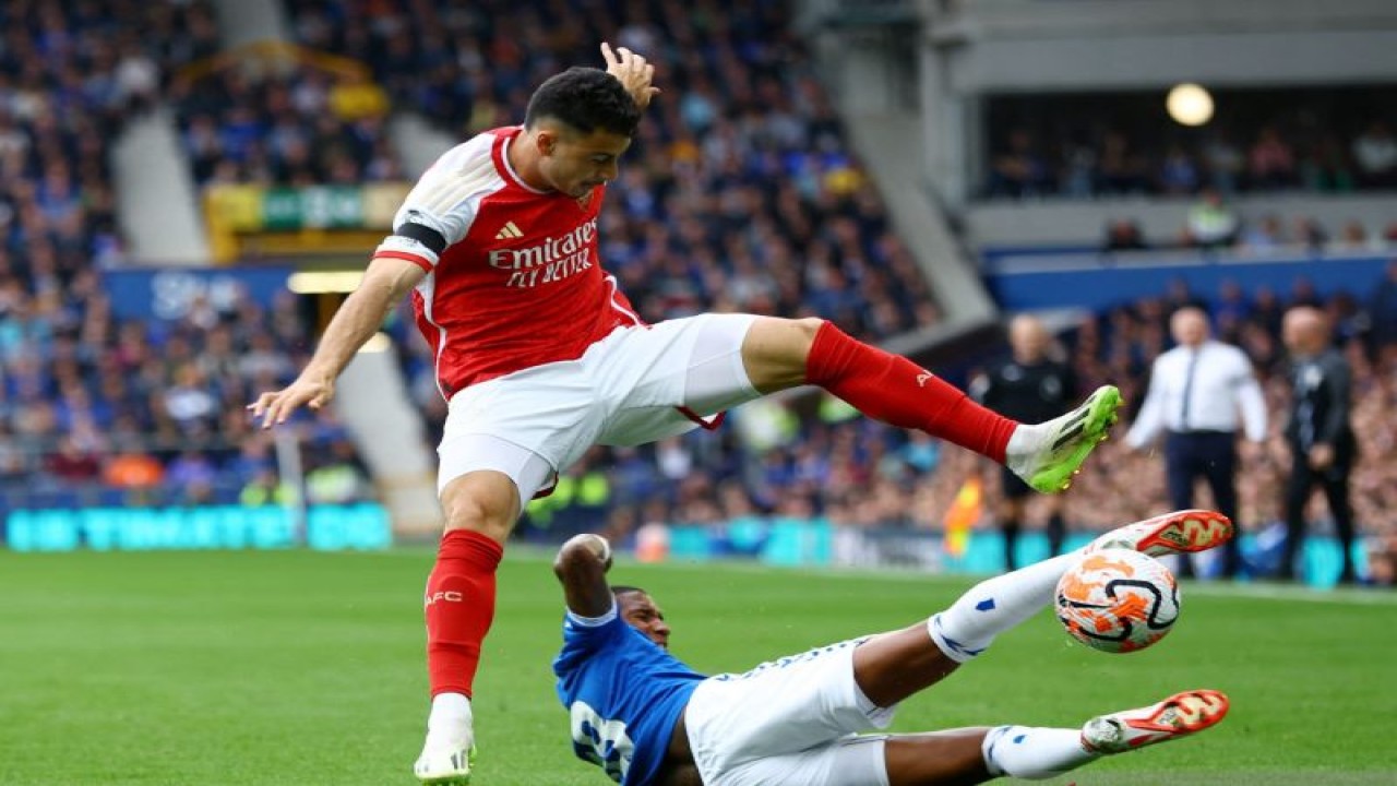 Pemain Arsenal Gabriel Martinelli berebut bola dengan pemain Everton Ashley Young pada laga Liga Inggris di Goodison Park, Liverpool, Inggris (17/9/2023). ANTARA FOTO/Action Images via Reuters/Lee Smith/aww