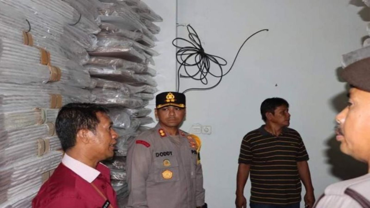 Kapolres Bone AKBP Arief Doddy Suryawan bersama jajarannya saat mengecek langsung gudang logistik Komisi Pemilihan Umum (KPU) Bone guna memastikan keamanan Pemilihan Umum (Pemilu) 2024 di Bone, Jumat (27/10/2023). ANTARA/HO-Humas Polres Bone