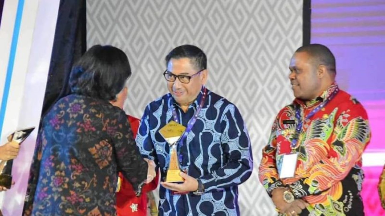 Bupati Bone Bolango Hamim Pou menerima penghargaan Tim Percepatan dan Perluasan Digitalisasi Daerah (TP2DD) kabupaten terbaik I Wilayah Sulawesi di Jakarta. ANTARA/HO-Diskominfo Bone Bolango