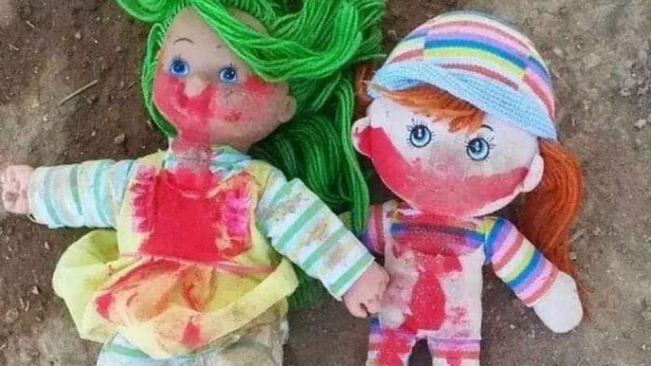 Pemukim Israel di Tepi Barat yang diduduki telah menyebarkan selebaran ancaman di mobil dan meninggalkan boneka berlumuran darah di sekolah. (Istimewa/Middle East Eye)