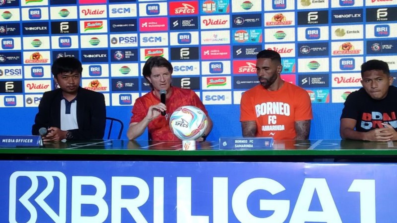 Pelatih Kepala Borneo FC Samarinda Pieter Huistra (kedua kiri) saat jumpa pers H-1 pertandingan melawan Arema FC di Stadion Kapten I Wayan Dipta, Kabupaten Gianyar, Bali, Kamis (5/10/2023) ANTARA/Dewa Ketut Sudiarta Wiguna
