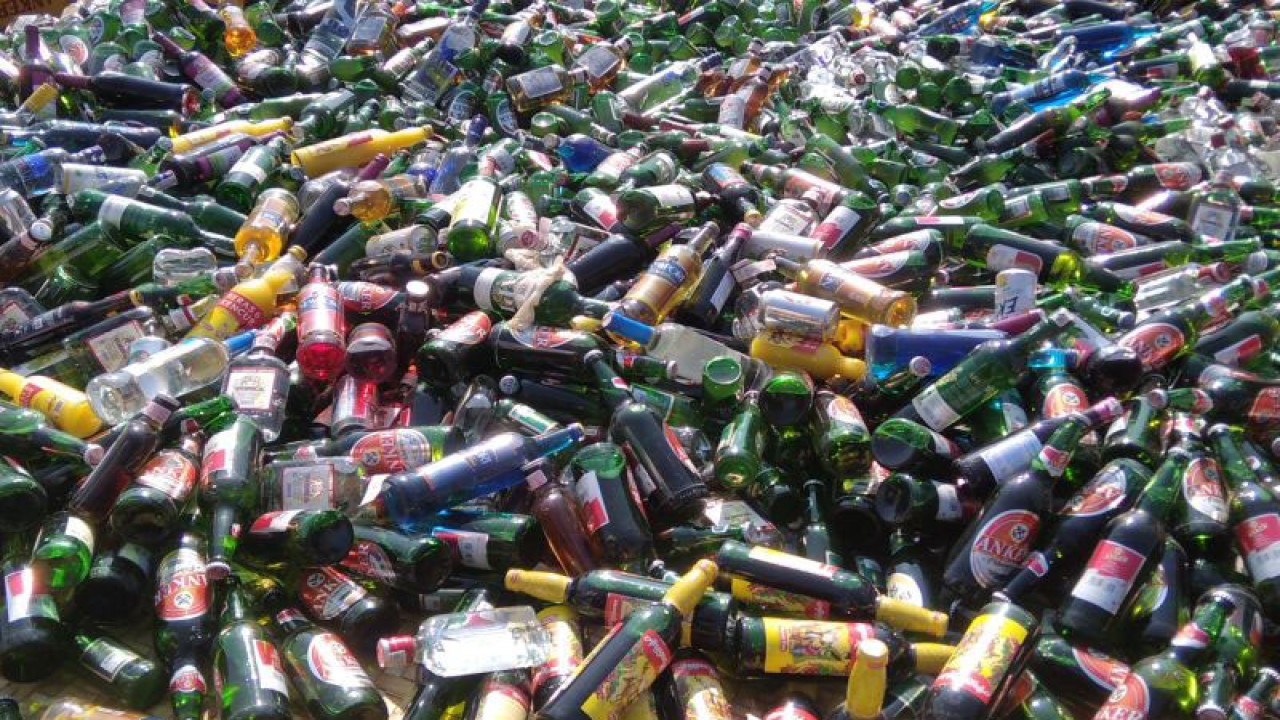 Ratusan botol minuman keras dari berbagai merek hasil operasi. (ANTARA/Akhmad Nazaruddin Lathif)