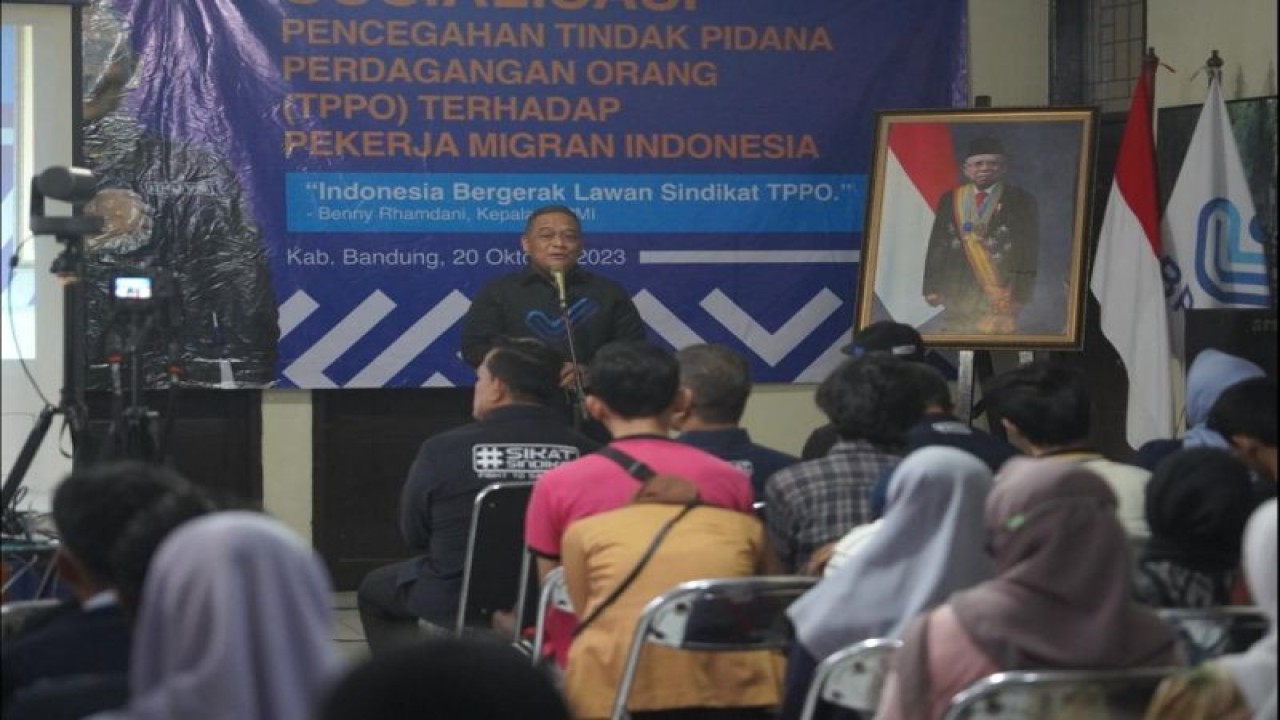 Kepala BP2MI Benny Rhamdani melakukan sosialisasi pencegahan Tindak Pidana Perdagangan Orang (TPPO) terhadap Pekerja Migran Indonesia di Margahayu Kopo, Kabupaten Bandung, Jawa Barat, Jumat (20/10/2023). (ANTARA/HO-BP2MI)