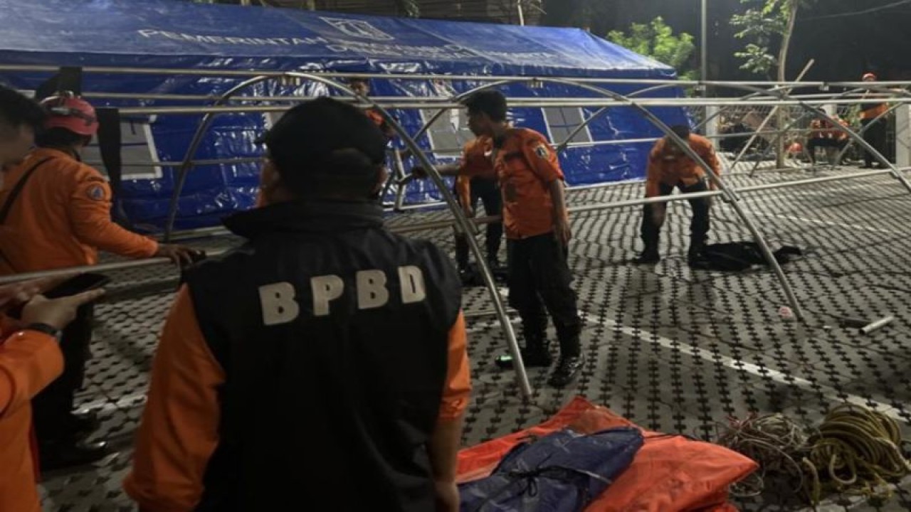 Sejumlah personel BPBD DKI memasang tenda di sekitar kebakaran kawasan Kebayoran Lama, Jakarta, Rabu (4/10/2023). ANTARA/HO-BPBD DKI Jakarta